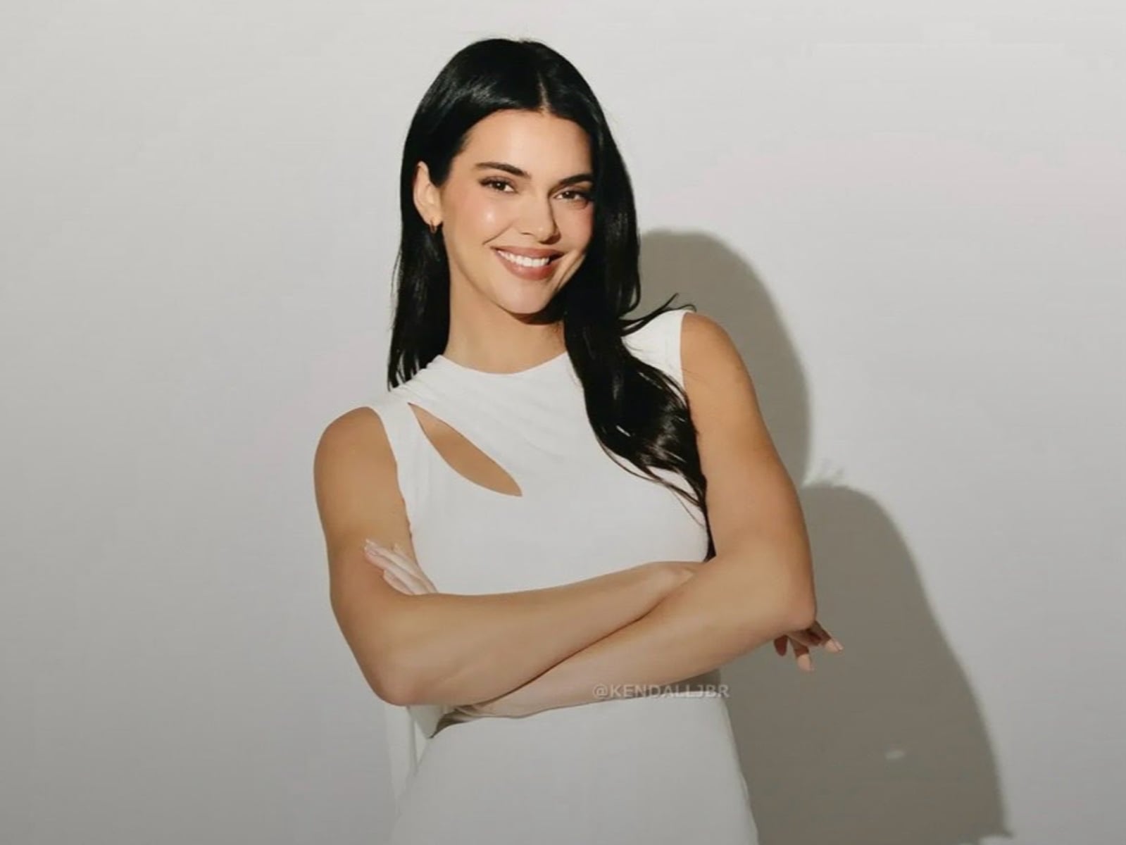 Kendall Jenner 超級盃運彩廣告大玩「卡戴珊詛咒」梗！點名 NBA 男友自嘲「我都靠他們下注！」