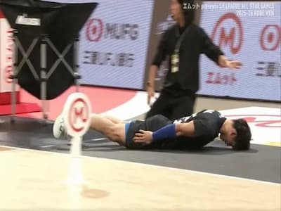 日本排球員西田有志「滑行土下座」影片瘋傳！誤傷女職員超有誠意榮登年度最佳道歉！