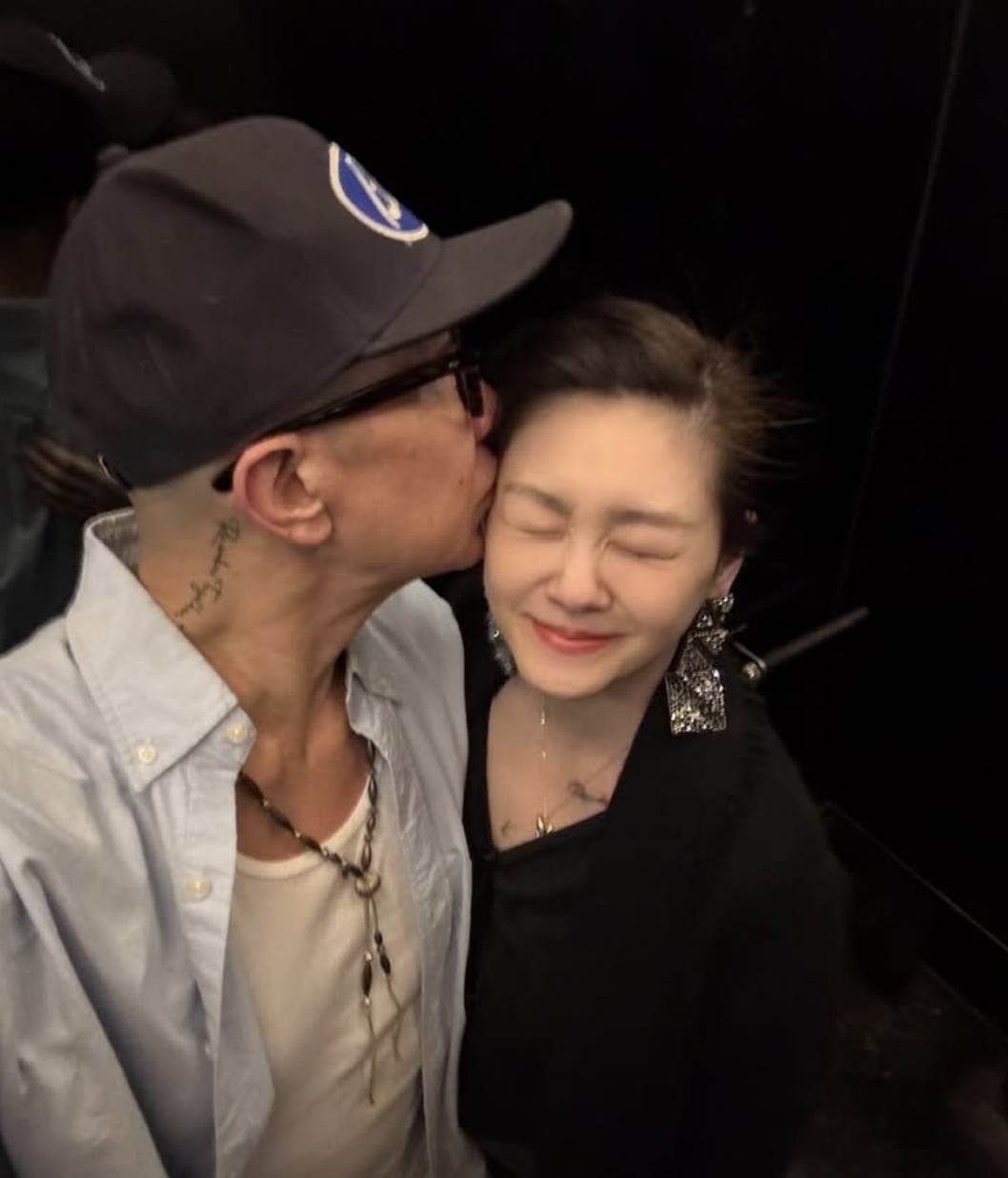 大S 逝世週年雕像揭幕！S媽雨中痛哭緊擁具俊曄！