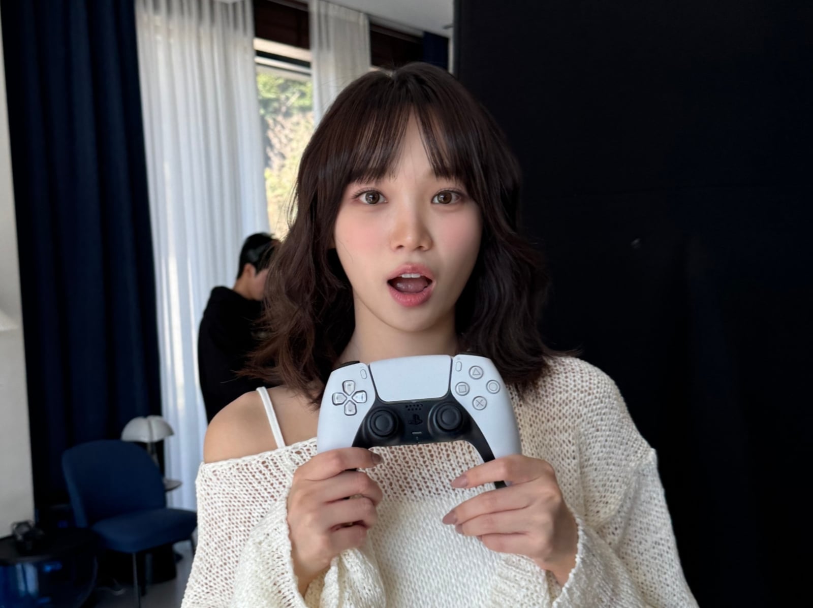 LE SSERAFIM 金采源代言 PlayStation！親自公開私下遊戲時光，PS5 新年超優惠活動資訊同步公開！