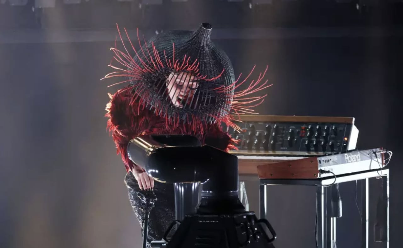 女神卡卡 Lady Gaga 葛萊美奪 2 獎！台下麥莉希拉 miley cyrus 疑似不服翻白眼惹議！