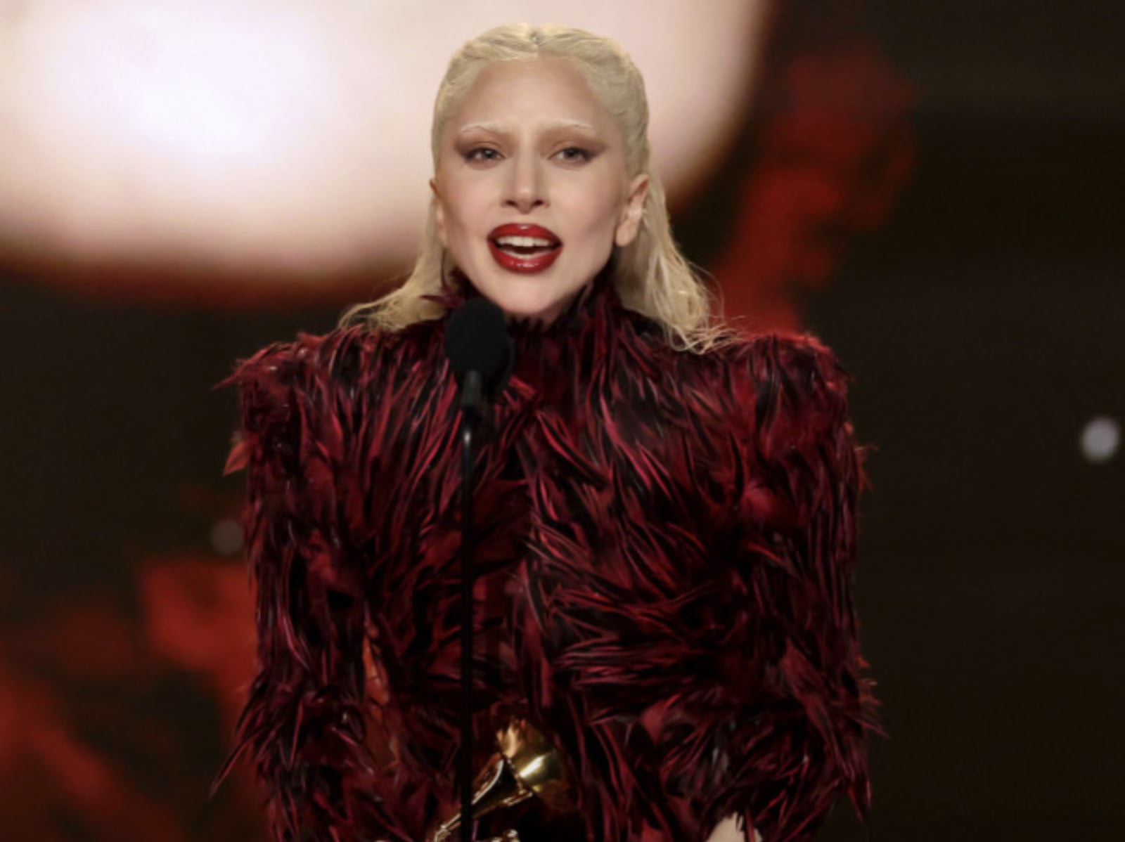 女神卡卡 Lady Gaga 葛萊美奪 2 獎！台下麥莉希拉 miley cyrus 疑似不服翻白眼惹議！