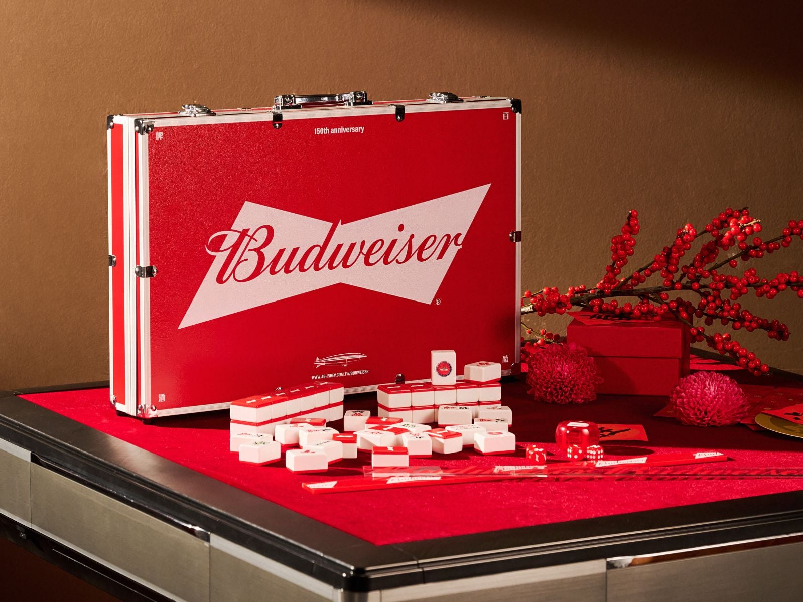 不只是麻將，而是 Home Decor！百威啤酒 150 周年『紅白麻將收藏組』限量 200 套，懂生活的潮流玩家們客廳就差這一件！