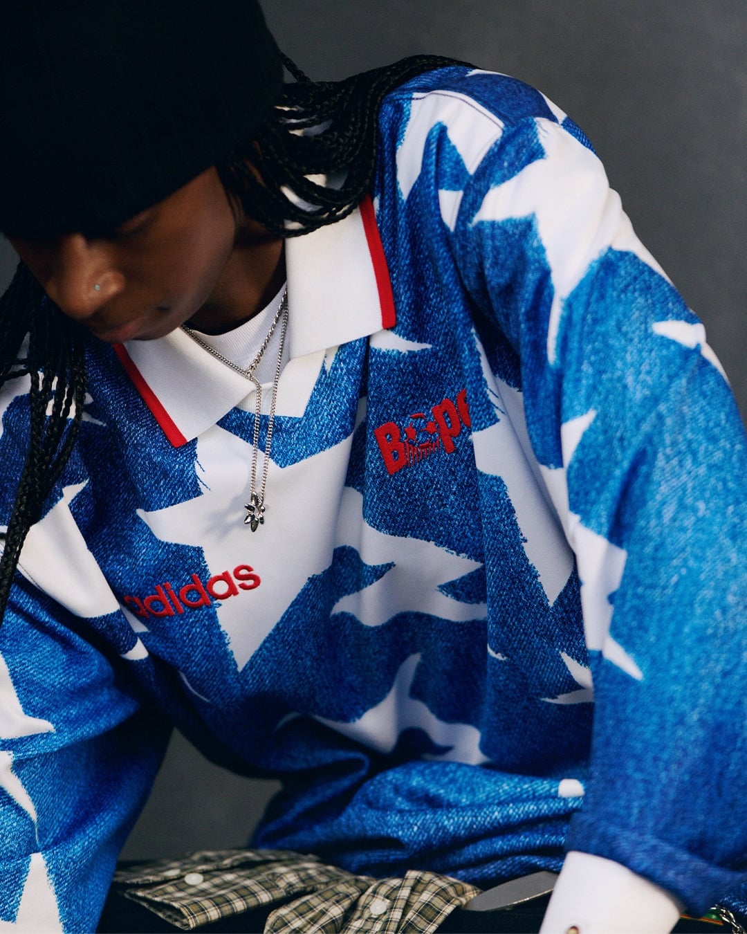 BAPE × adidas Originals 推出 2026 世界盃聯名！90 年代復古球衣、3 款經典鞋款⋯販售資訊一次看！