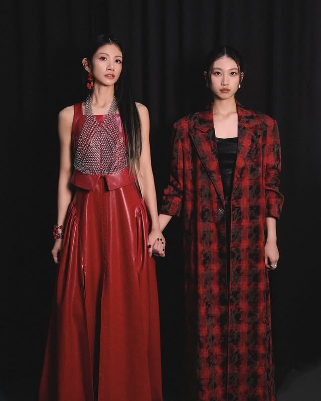 李千娜 IG 曬和女兒顧穎貼臉合照!網友看傻:「好像雙胞胎!」