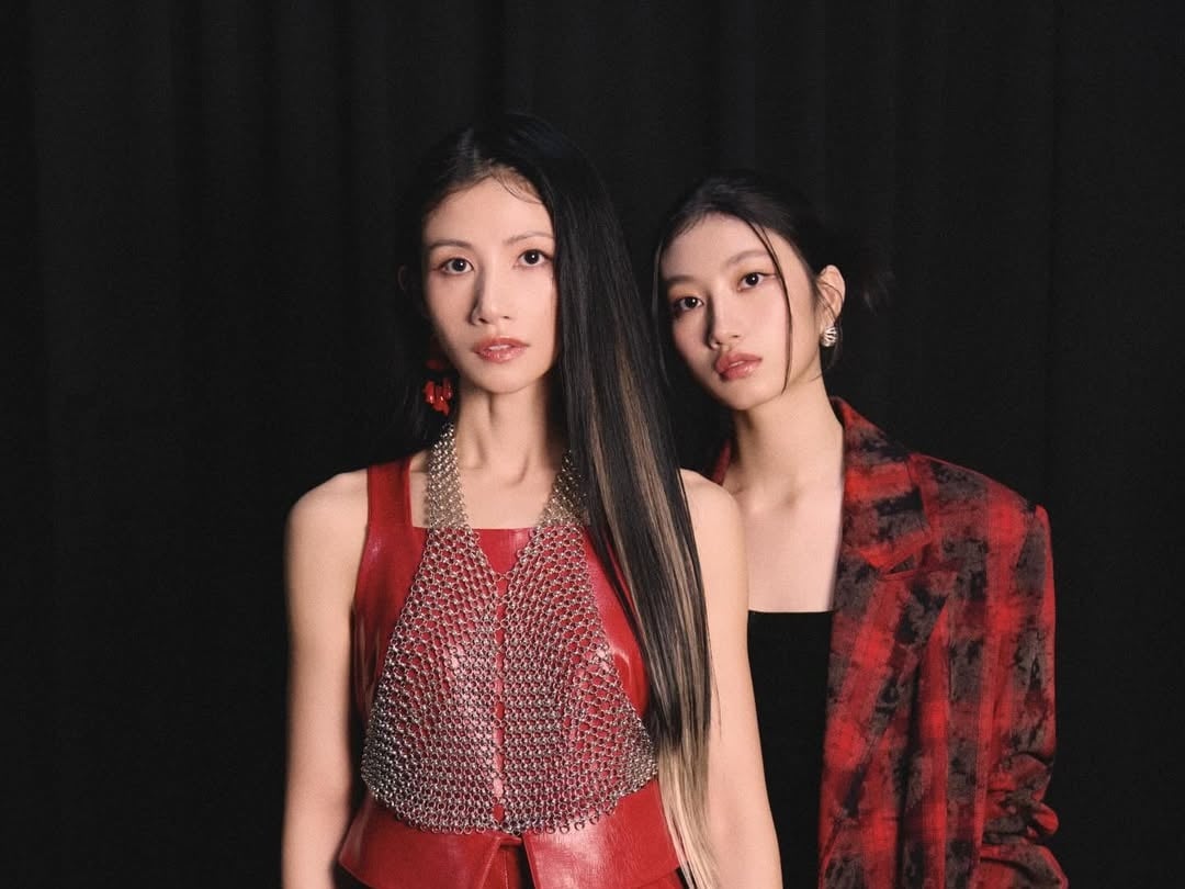 李千娜 IG 曬和女兒顧穎貼臉合照！網友看傻：「好像雙胞胎！」