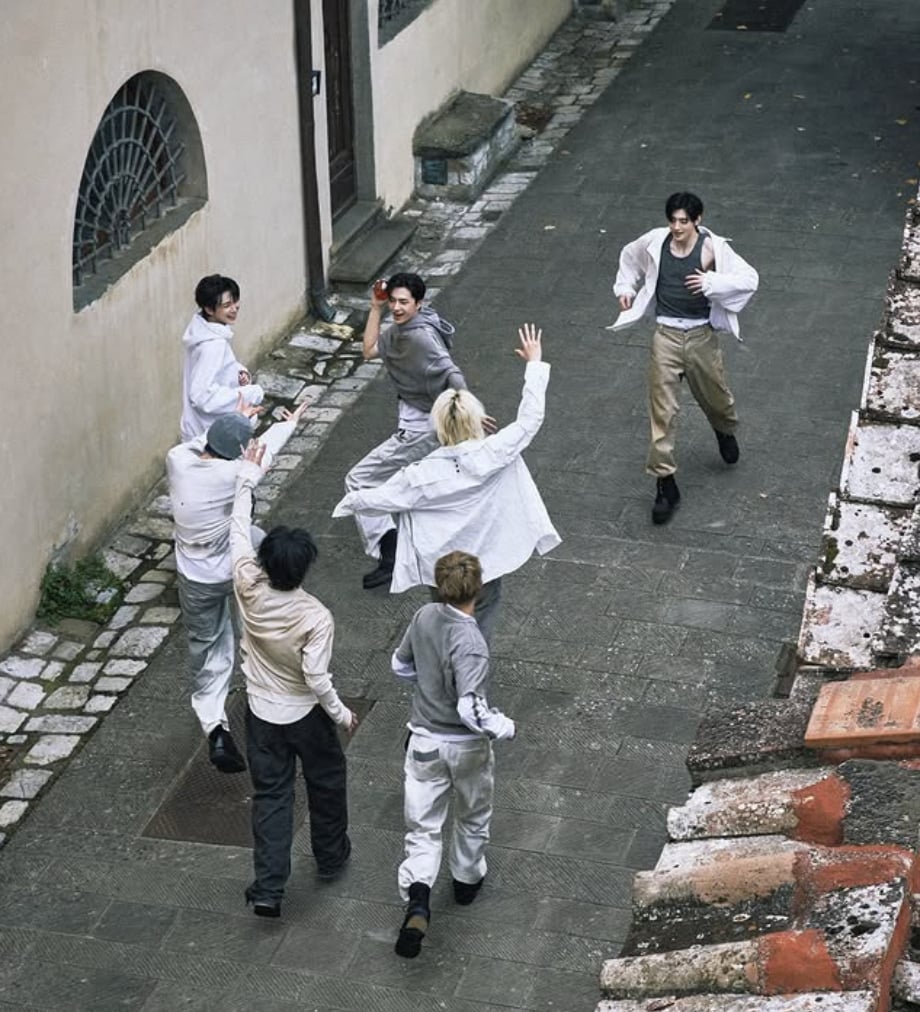 ENHYPEN 2 月 5 日來台！Prada 微風南山專門店開幕全員現身！