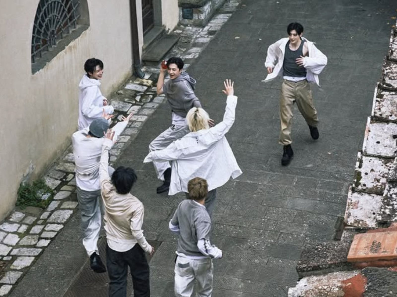 ENHYPEN 2 月 5 日來台！Prada 微風南山專門店開幕全員現身！