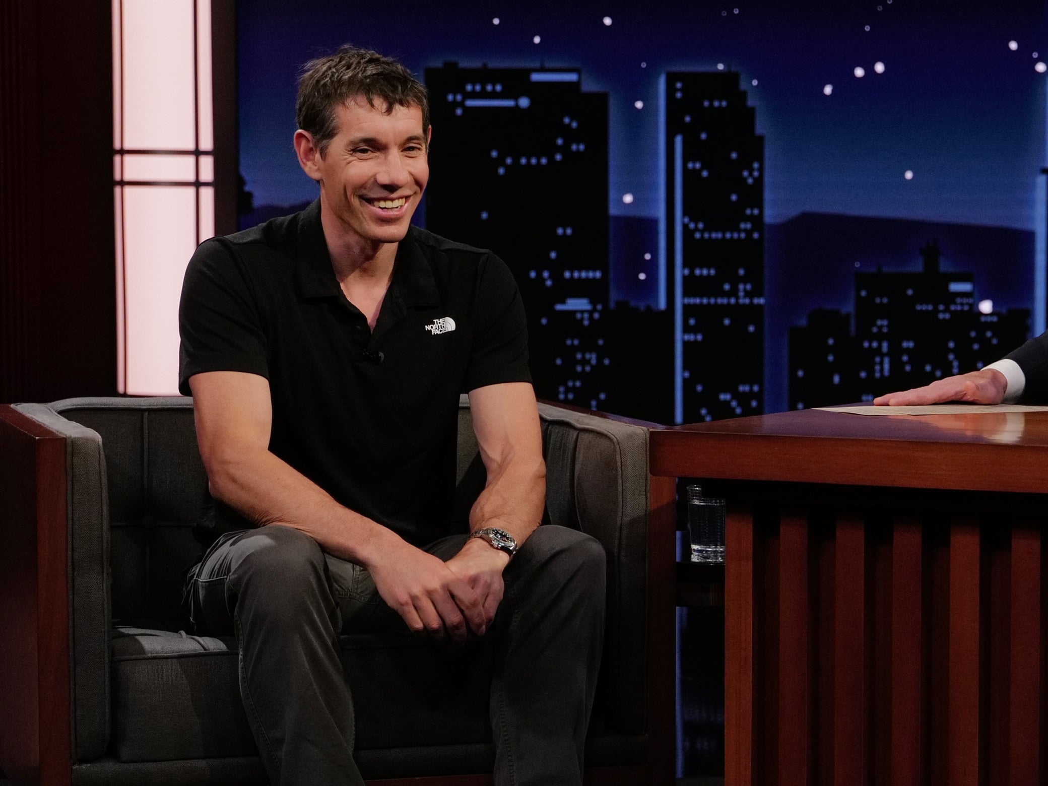 霍諾德徒手攀登台北 101 放開雙手倒掛超驚險！他親曝原因笑說：「我只是在耍帥！」