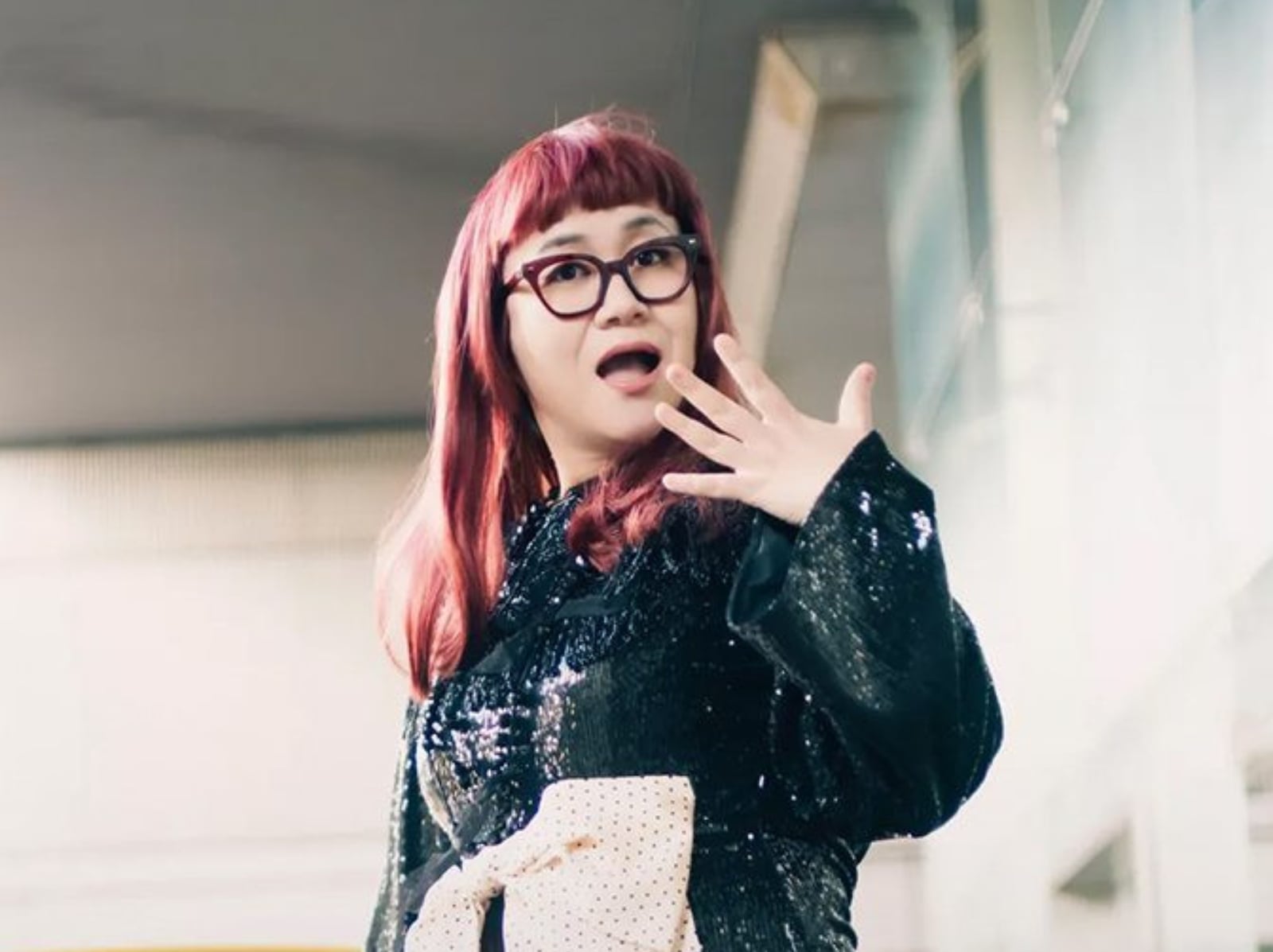 近藤春菜全新紅髮造型曝光！網友驚呆：「根本認不出是本人！」