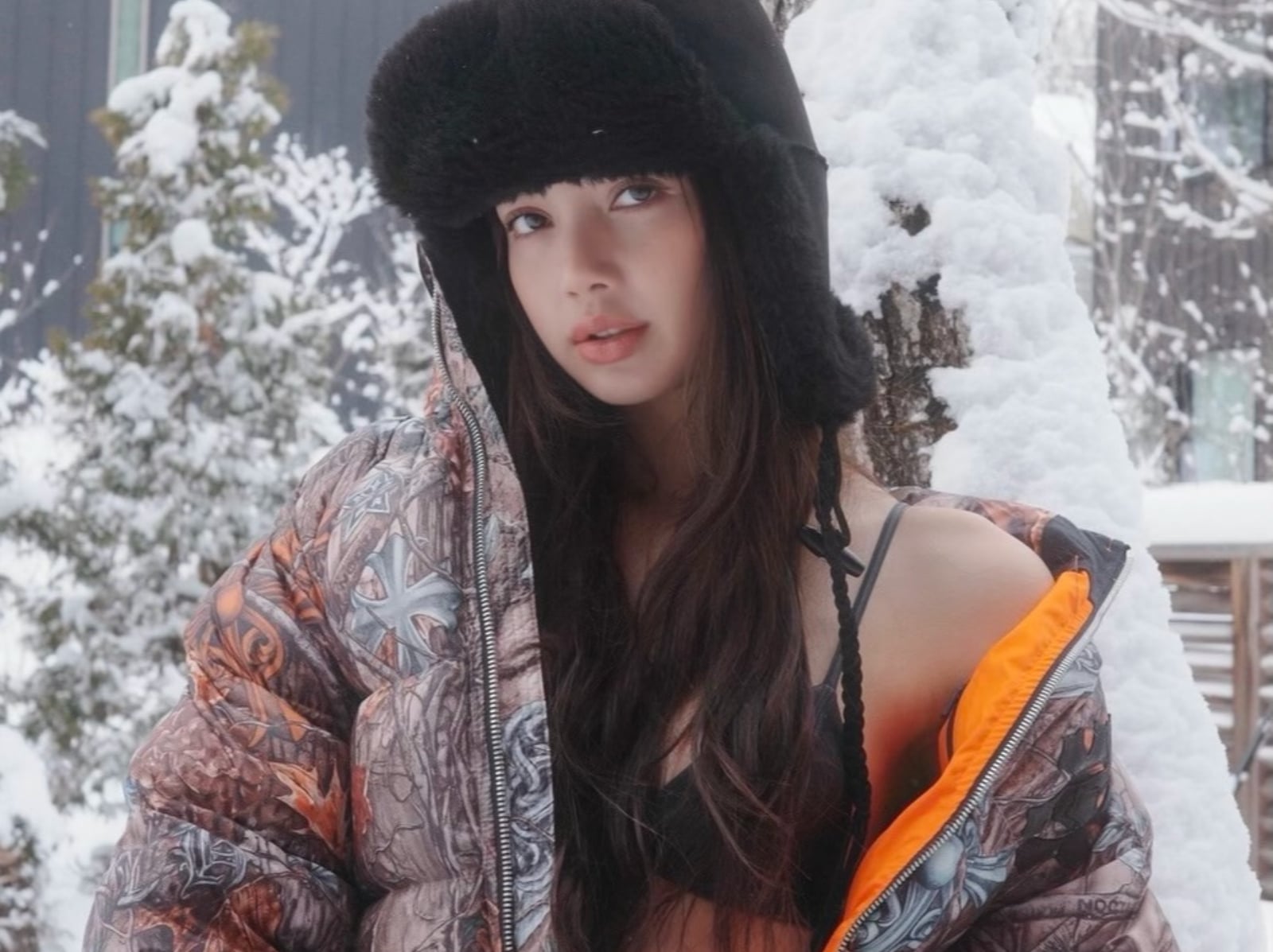 BLACKPINK LISA 上身克羅心 x Nike NOCTA 聯名全套系列！在雪國度家也不忘展現雪場比基尼的辣度