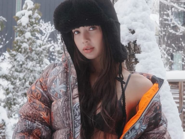 BLACKPINK LISA 上身克羅心 x Nike NOCTA 聯名全套系列！在雪國度家也不忘展現雪場比基尼的辣度