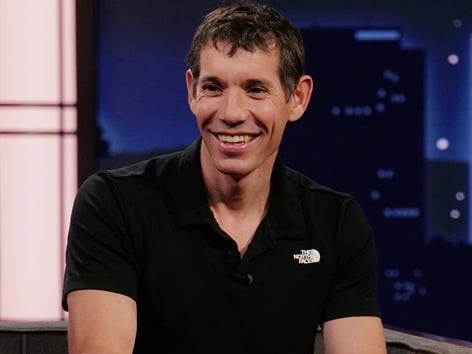 霍諾德 Alex Honnold 徒手登台北101 放手只為耍帥！笑談女兒爬冰箱秒慫：「我不敢罵！」