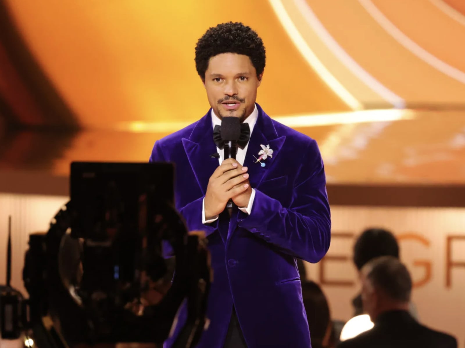 崔弗諾亞 Trevor Noah 葛萊美主持玩笑惹議！川普揚言提告：「我要他賠償！」