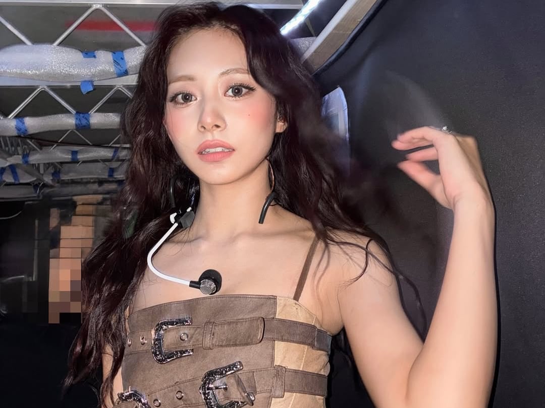 TWICE 周子瑜高雄演唱會教成員台語卡關！急拿 ChatGPT 求救，Momo笑翻：「這我也會！」