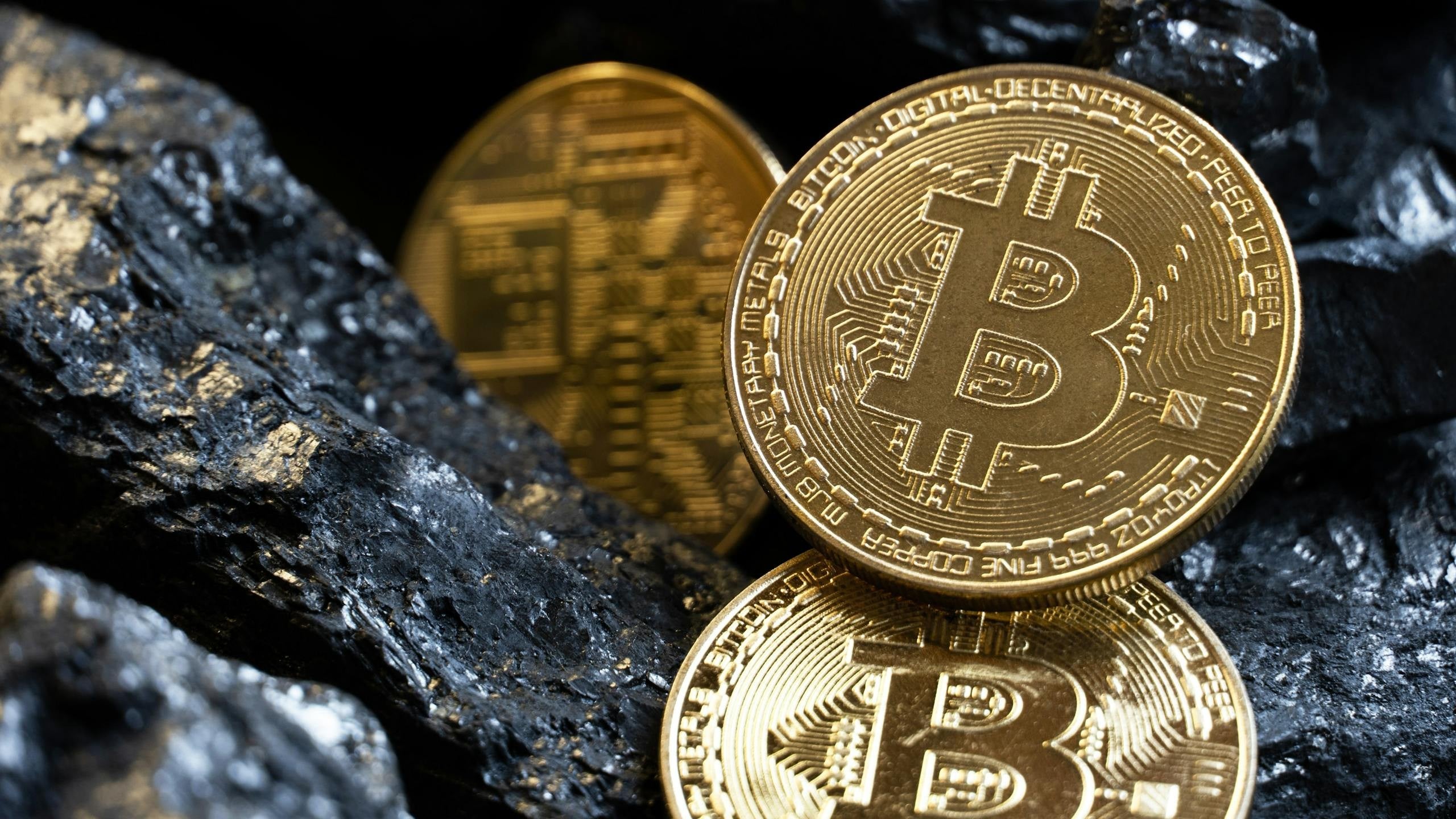 比特幣暴跌 14% 後又急回彈？兩日震盪近 5000 美元考驗市場信心