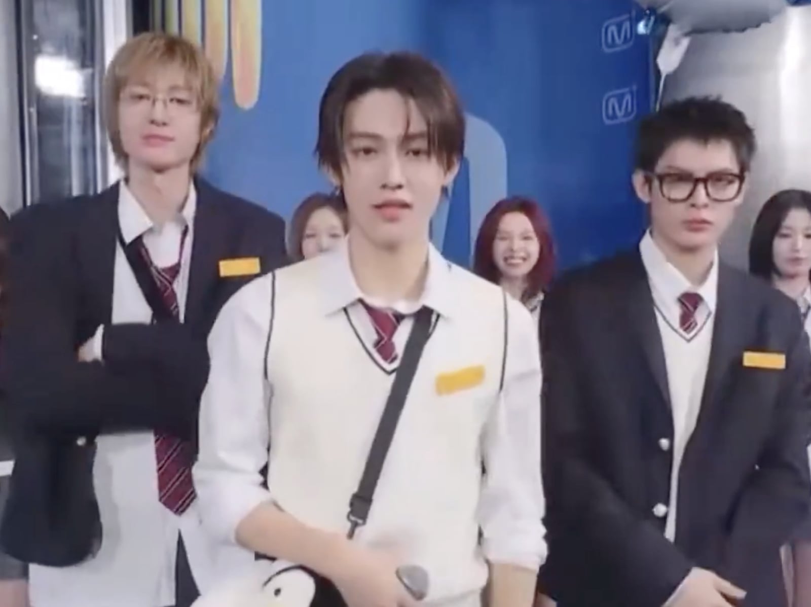 CORTIS 同框 BABYMONSTER 挑戰〈Really Like You〉舞蹈，穿校服「學長感」爆表！