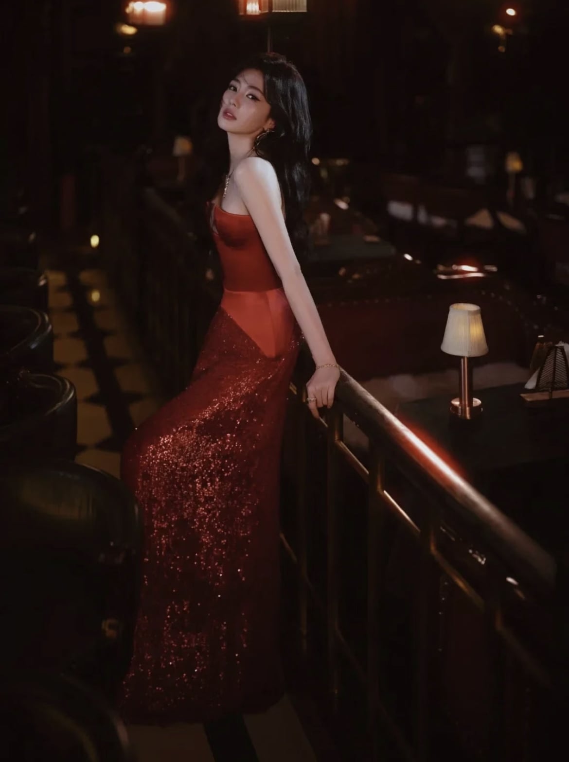 白鹿身高 165 微博之夜辣秀姣好身材！性感深 V 禮服美翻全場！