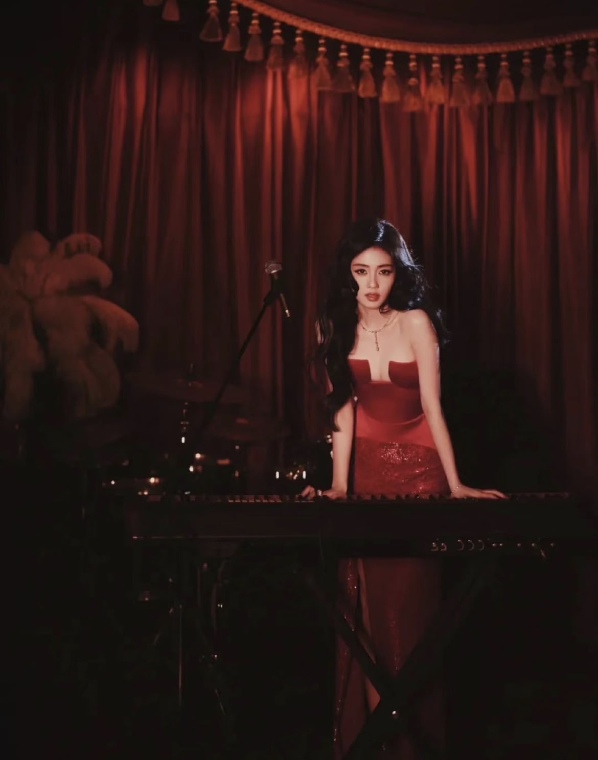 白鹿身高 165 微博之夜辣秀姣好身材！性感深 V 禮服美翻全場！