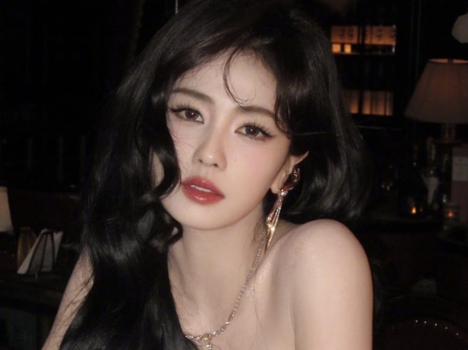 白鹿身高 165 微博之夜辣秀姣好身材！性感深 V 禮服美翻全場！