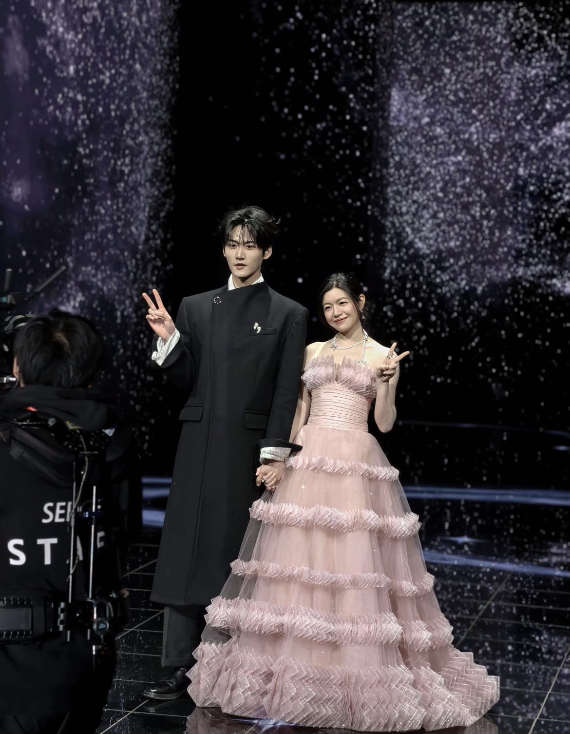 陳妍希、周柯宇微博之夜緊牽雙手走紅毯！後台互動畫面曝光遭傳「假戲真做」？