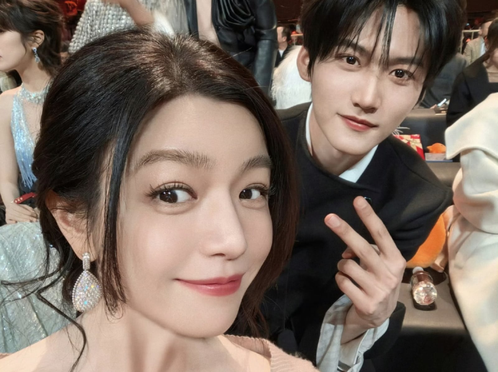 陳妍希、周柯宇微博之夜緊牽雙手走紅毯！後台互動畫面曝光遭傳「假戲真做」？