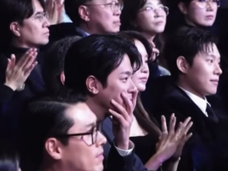 朴正民、華莎青龍獎深情對視滿是愛意！本人親揭真相引網笑翻：「有夠直男！」