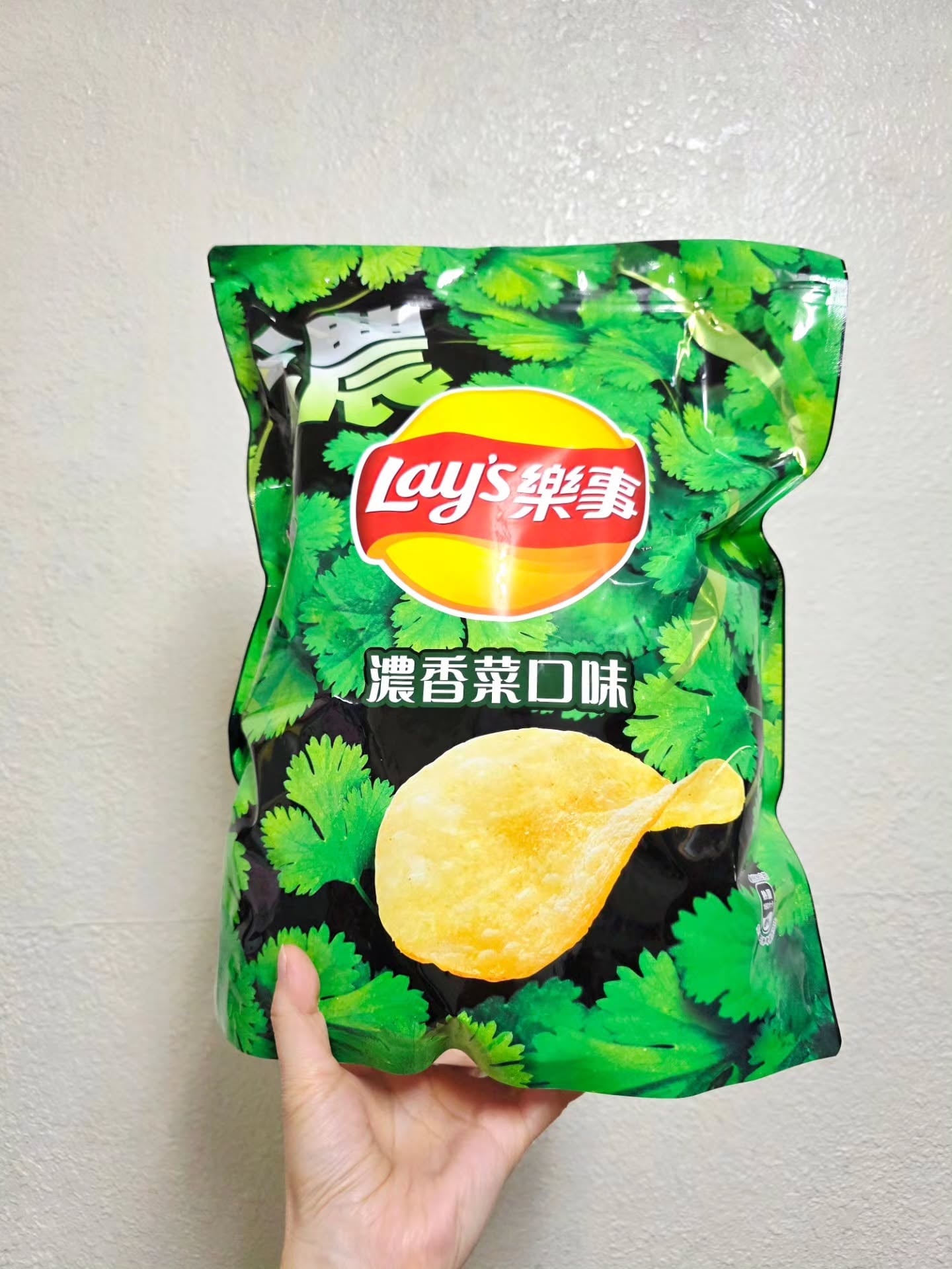 2026 香菜零食 10 大推薦總整理：多力多滋、馬卡龍、奶茶⋯哪一樣你吃得下去！