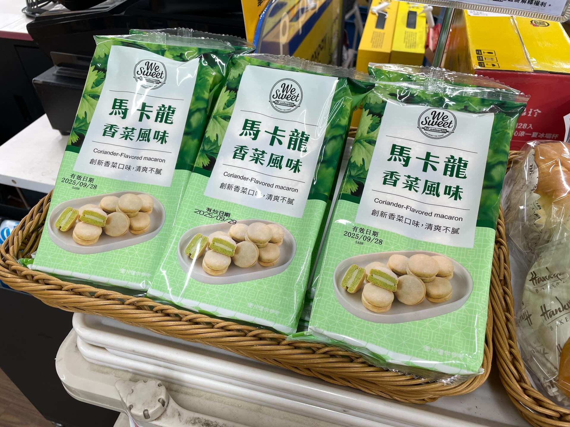 2026 香菜零食 10 大推薦總整理：多力多滋、馬卡龍、奶茶⋯哪一樣你吃得下去！