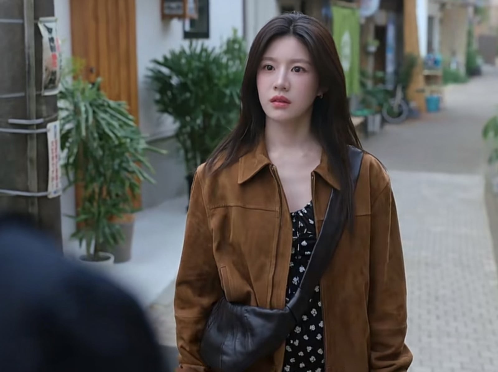 《愛情怎麼翻譯？》高胤禎／高允貞身高 163 同款包包引搶購潮！LEMAIRE 牛角包 、香奈兒口蓋包⋯一次看！