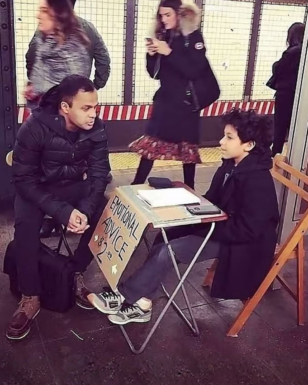 小男孩 2 塊錢給建議爆紅！用「認真傾聽」溫暖陌生人⋯網喊：比心理師還療癒！