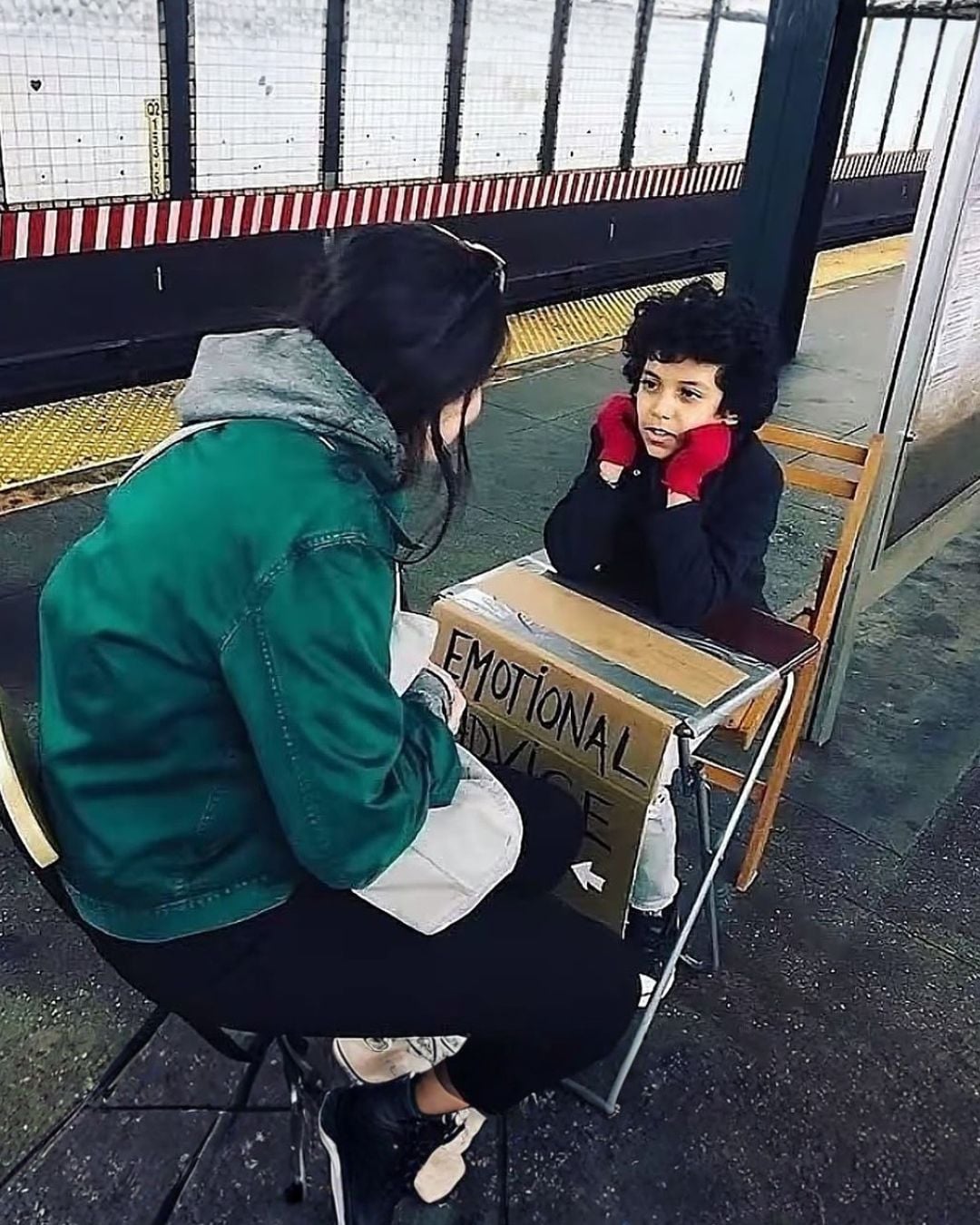 小男孩 2 塊錢給建議爆紅！用「認真傾聽」溫暖陌生人⋯網喊：比心理師還療癒！