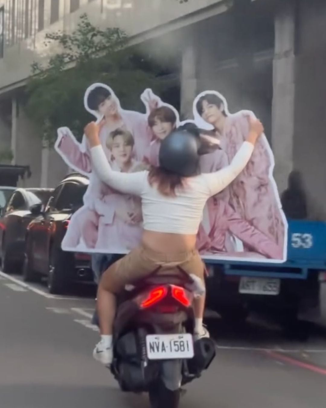 Threads 掀起「機車載物大賽」狂潮！10 萬網友朝聖⋯冰箱、水塔、喜宴桌通通上路引爆笑！