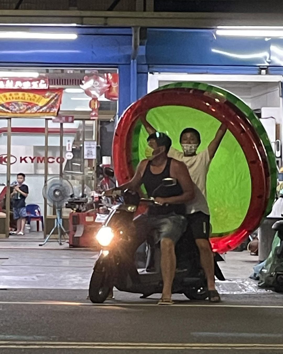 Threads 掀起「機車載物大賽」狂潮！10 萬網友朝聖⋯冰箱、水塔、喜宴桌通通上路引爆笑！