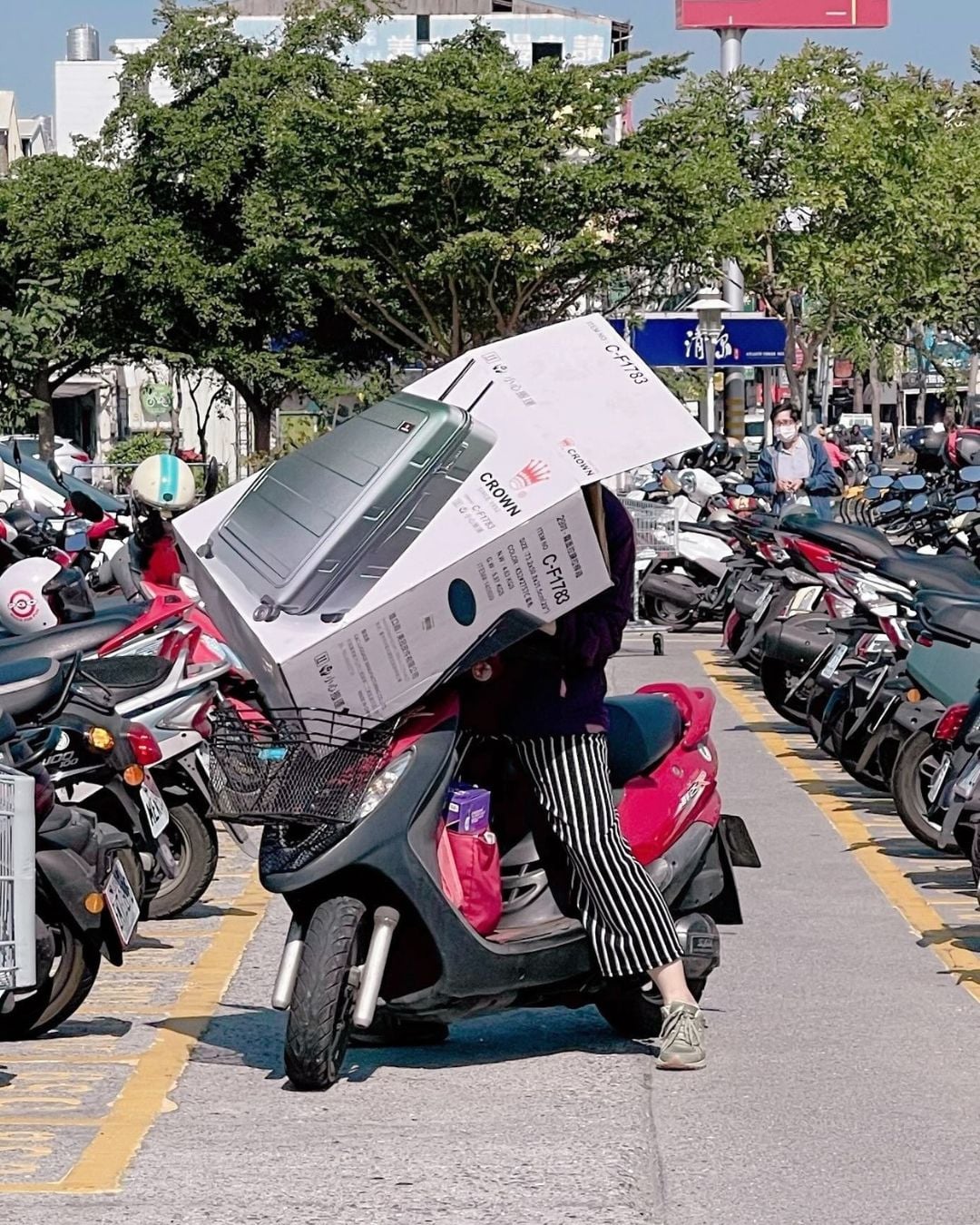 Threads 掀起「機車載物大賽」狂潮！10 萬網友朝聖⋯冰箱、水塔、喜宴桌通通上路引爆笑！