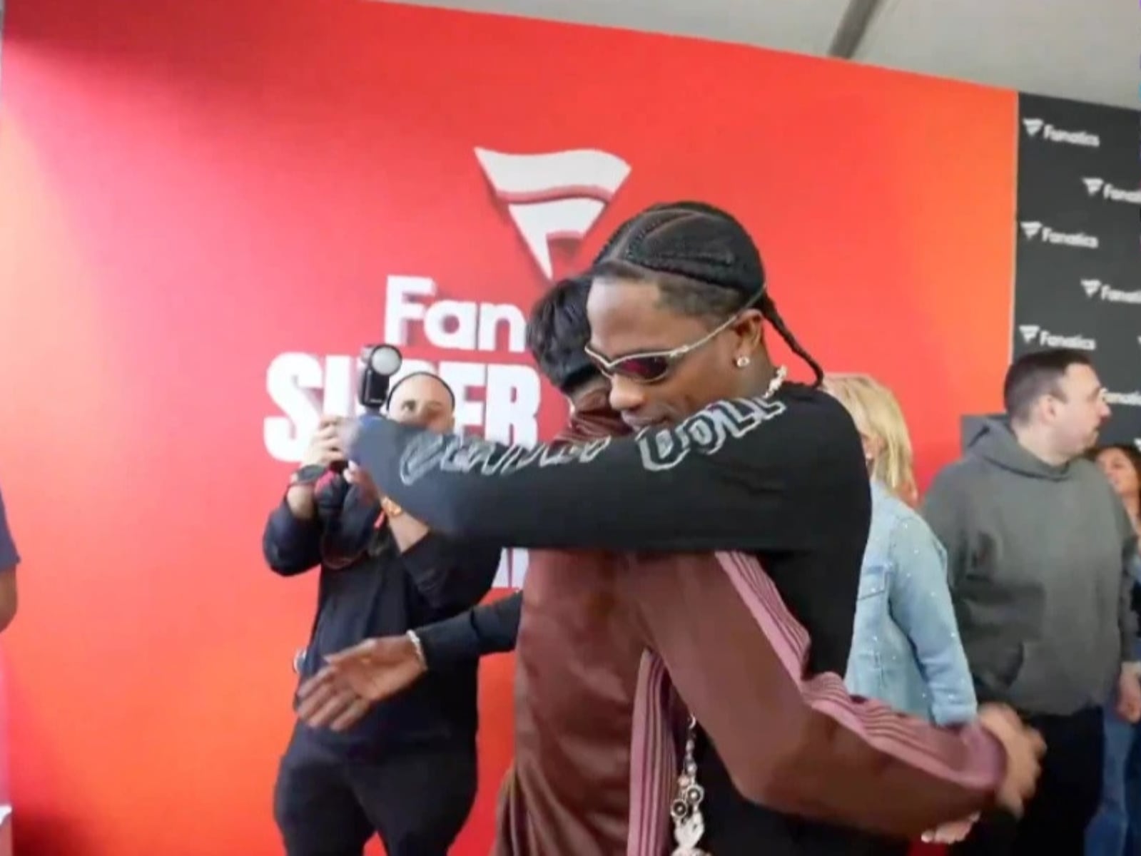 Ray 與 Travis Scott 首度實況同框！約戰籃球單挑互相嘴砲「我一定可以打爆你！」