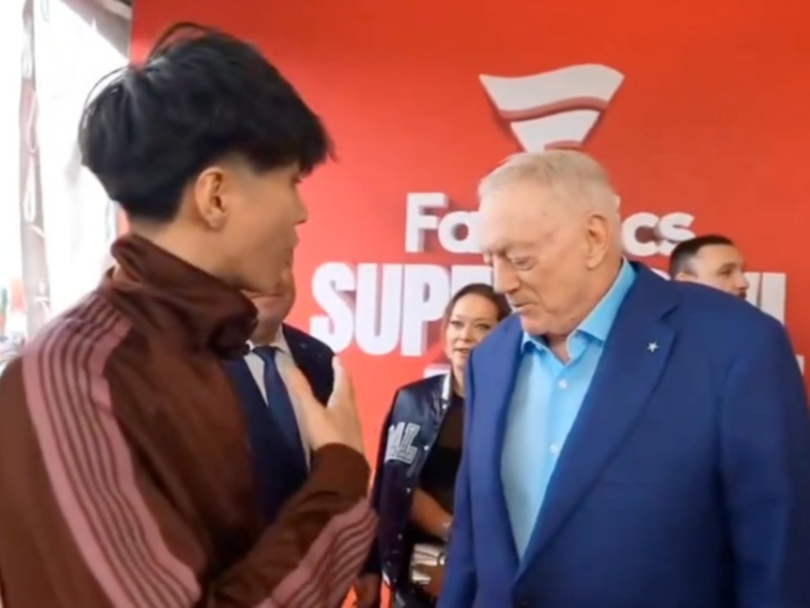 Ray 與美國億萬富翁 Jerry Jones 結識！狂用「兄弟」稱呼對方讓網友震驚瘋狂！