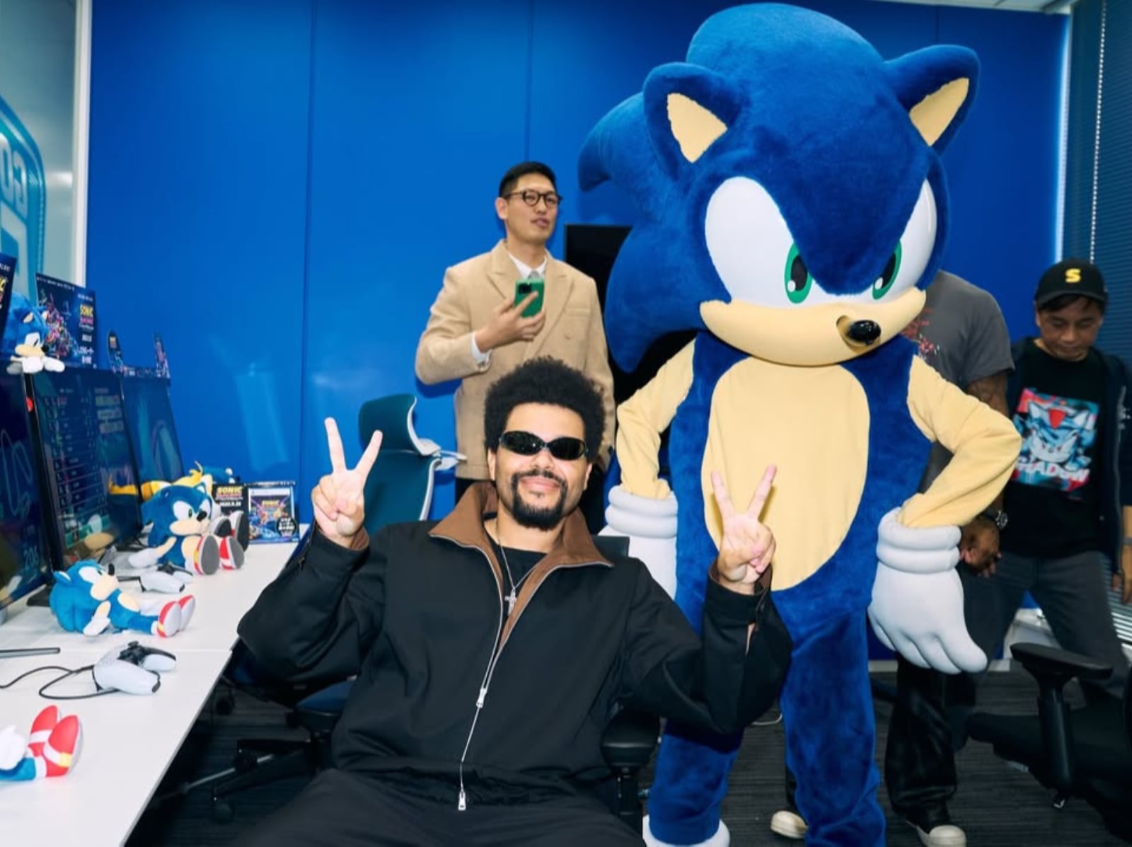 The Weeknd 日本行還在繼續！造訪 SEGA 總部，重現 Michael Jackson 經典畫面