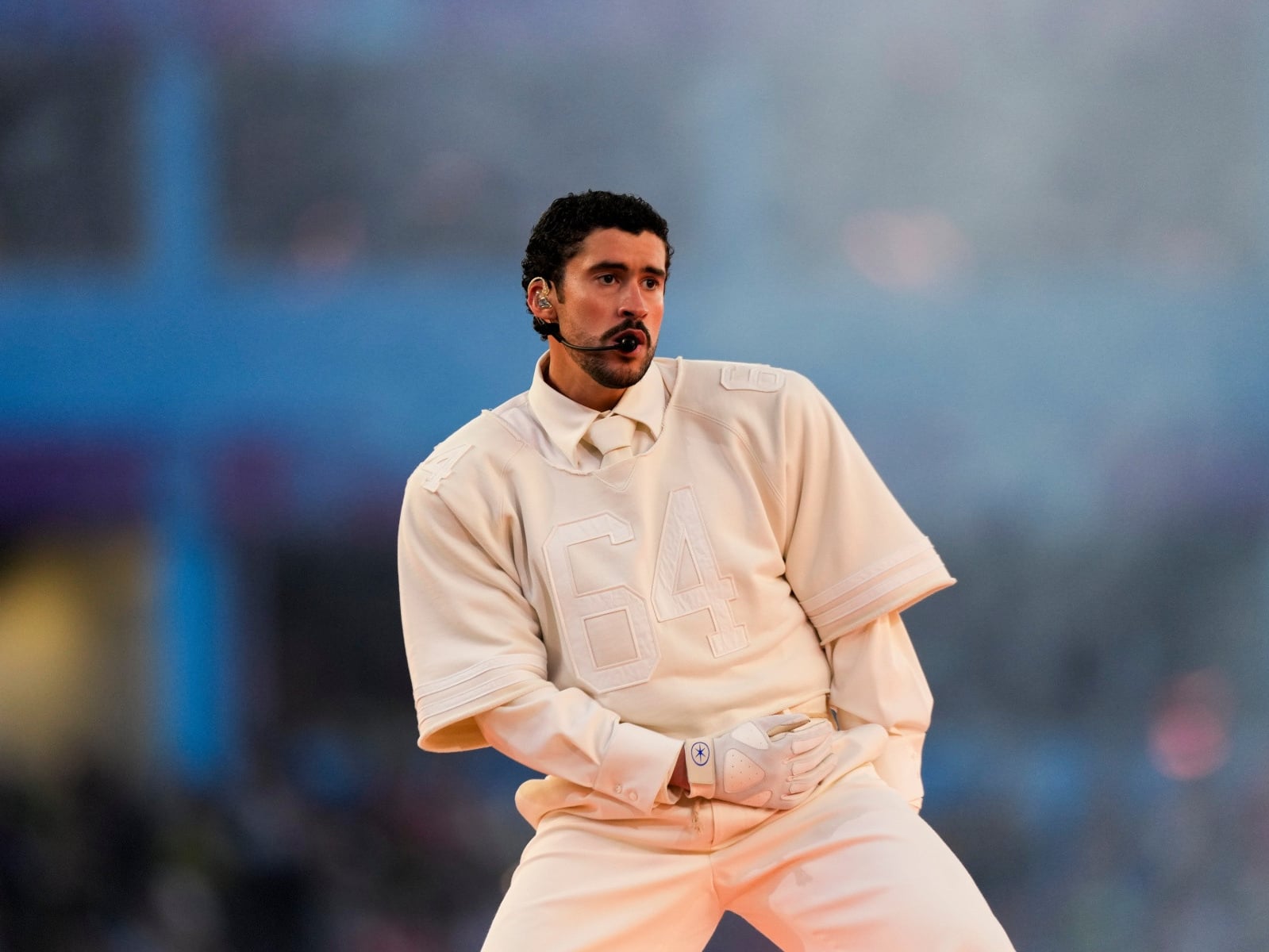 Bad Bunny 超級盃中場秀表演造型解析！穿哪雙鞋、身上球衣「64」代表意義⋯一次看！