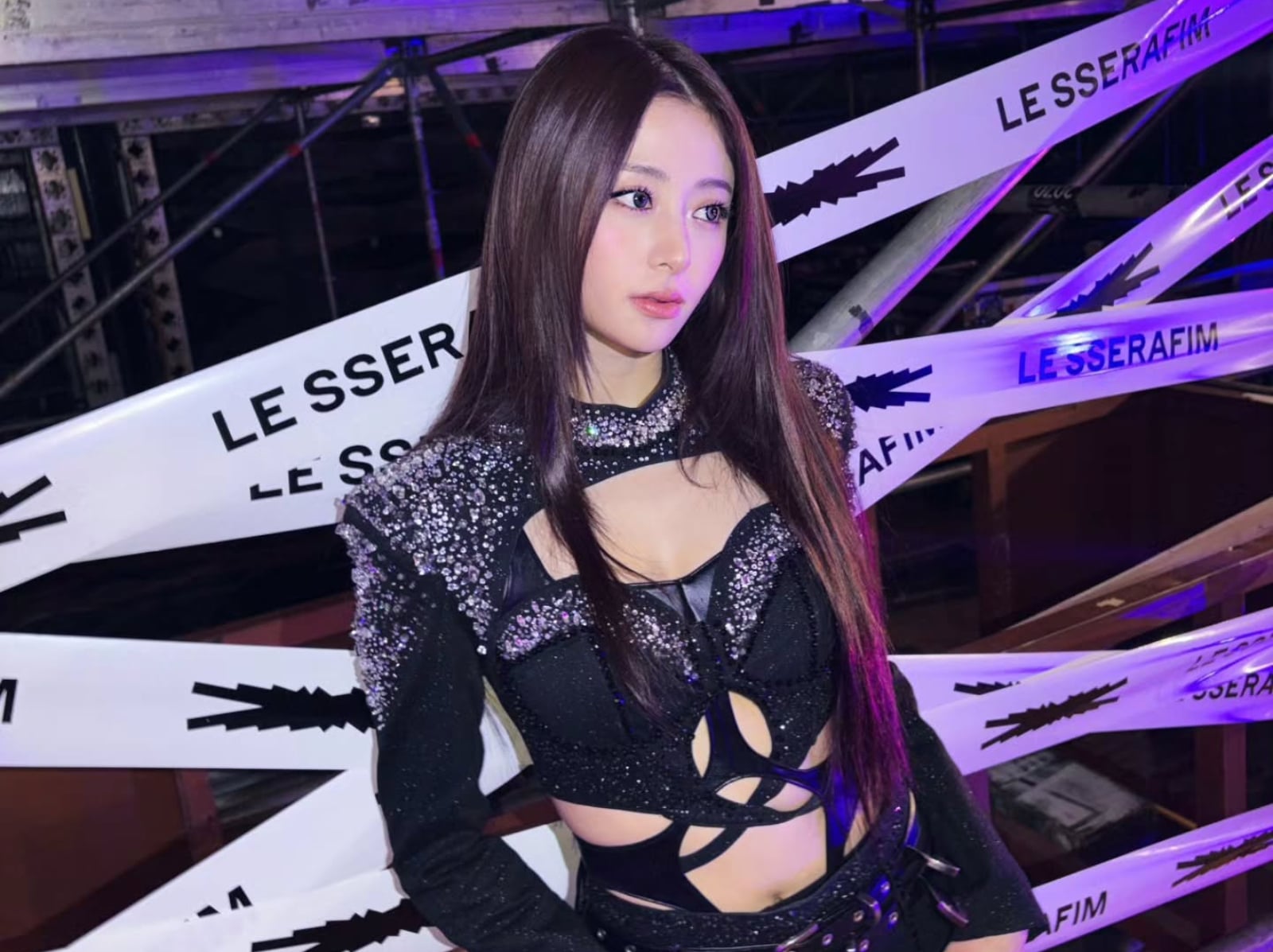 LE SSERAFIM 許允真被粉絲「屁股分兩半」神邏輯回覆笑翻！反問：「你是中村一葉嗎？」