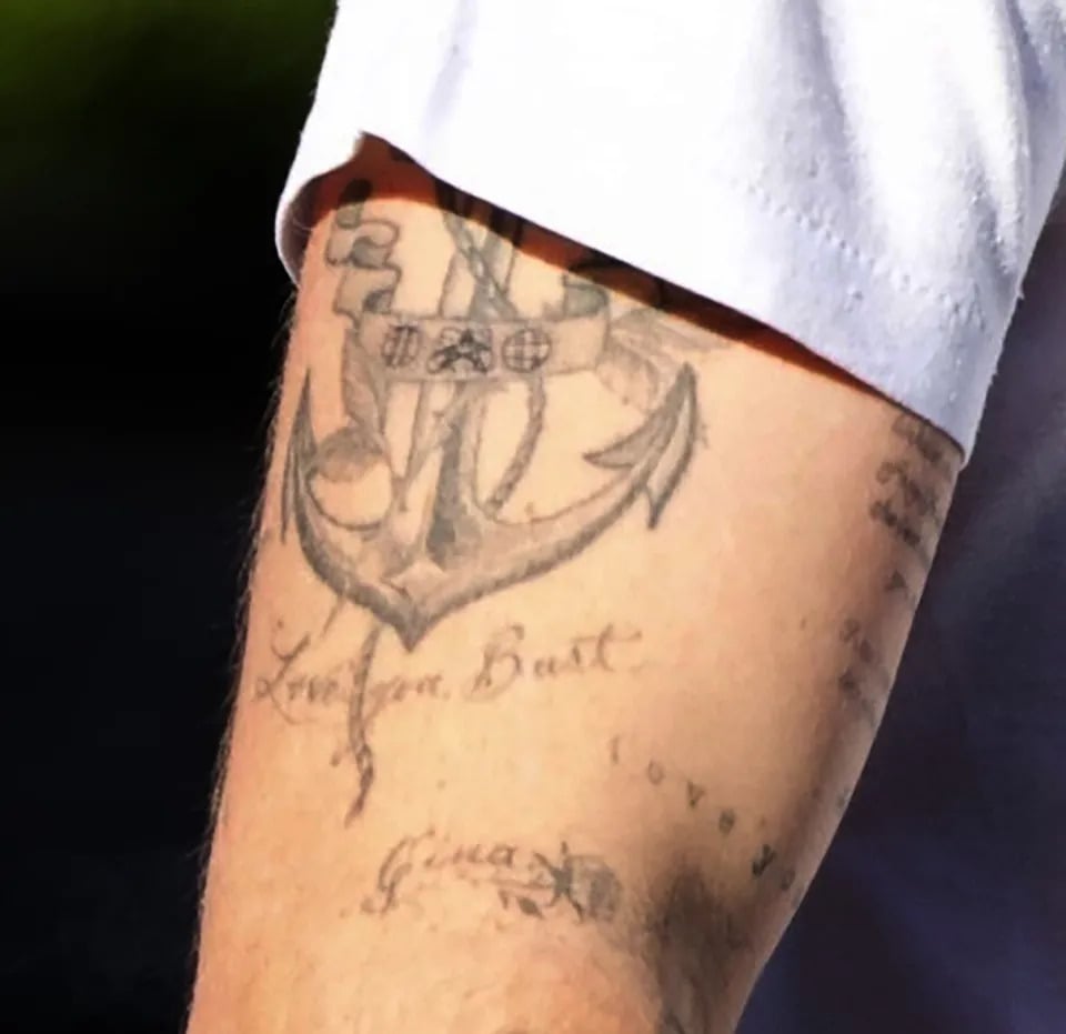 布魯克林 Brooklyn Beckham、貝克漢徹底切割！除掉 DAD 刺青，律師函下令：「父母禁標記聯絡！」