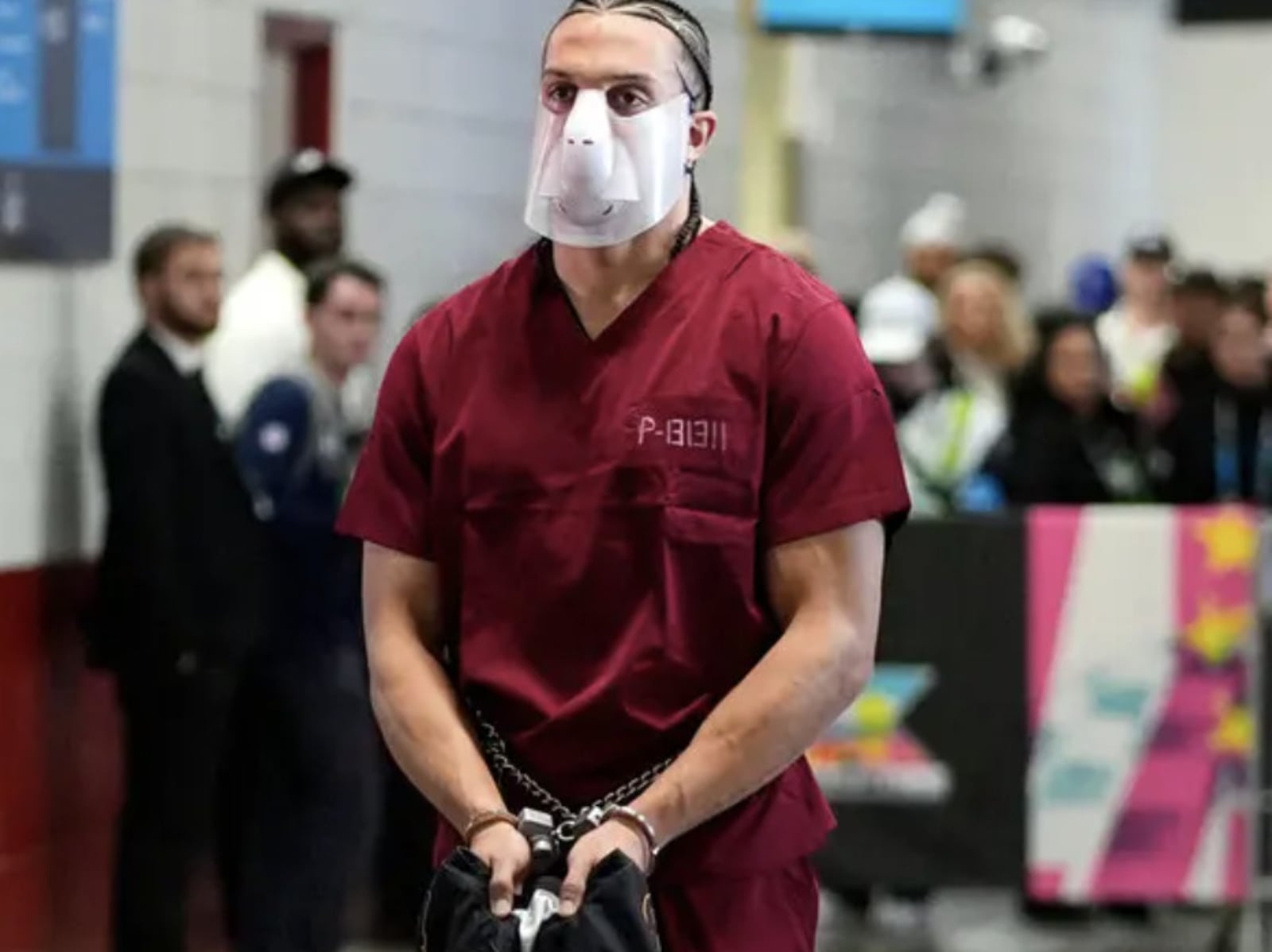 馬克霍林斯 Mack Hollins 超級盃造型引爆話題！囚犯裝扮手銬登場背後巧思曝光！