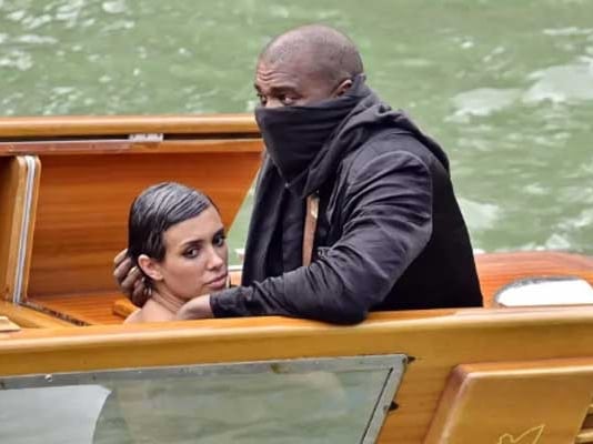 比安卡索里 Bianca Censori 首度回應肯爺 Kanye West 威尼斯不雅傳聞！坦言：「我只是靠腿上休息！」