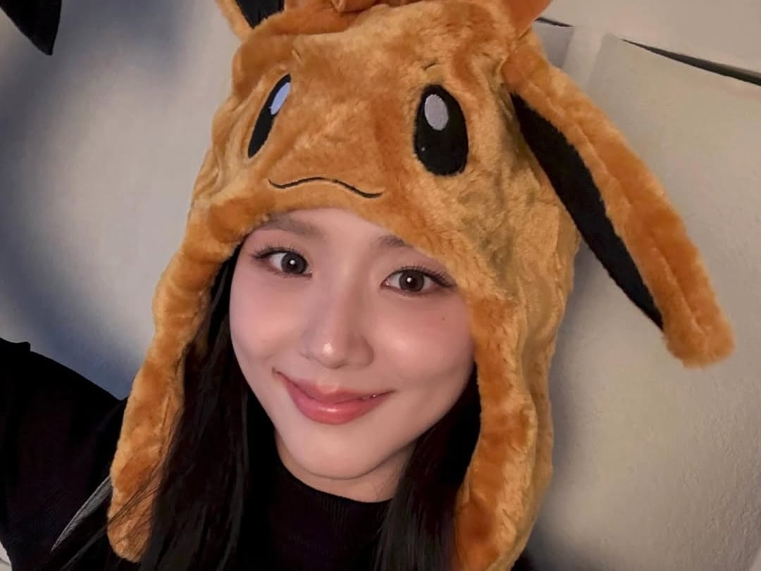 BLACKPINK Jisoo IG 自爆是寶可夢伊布粉絲！手拿精靈球化身訓練家萌翻！
