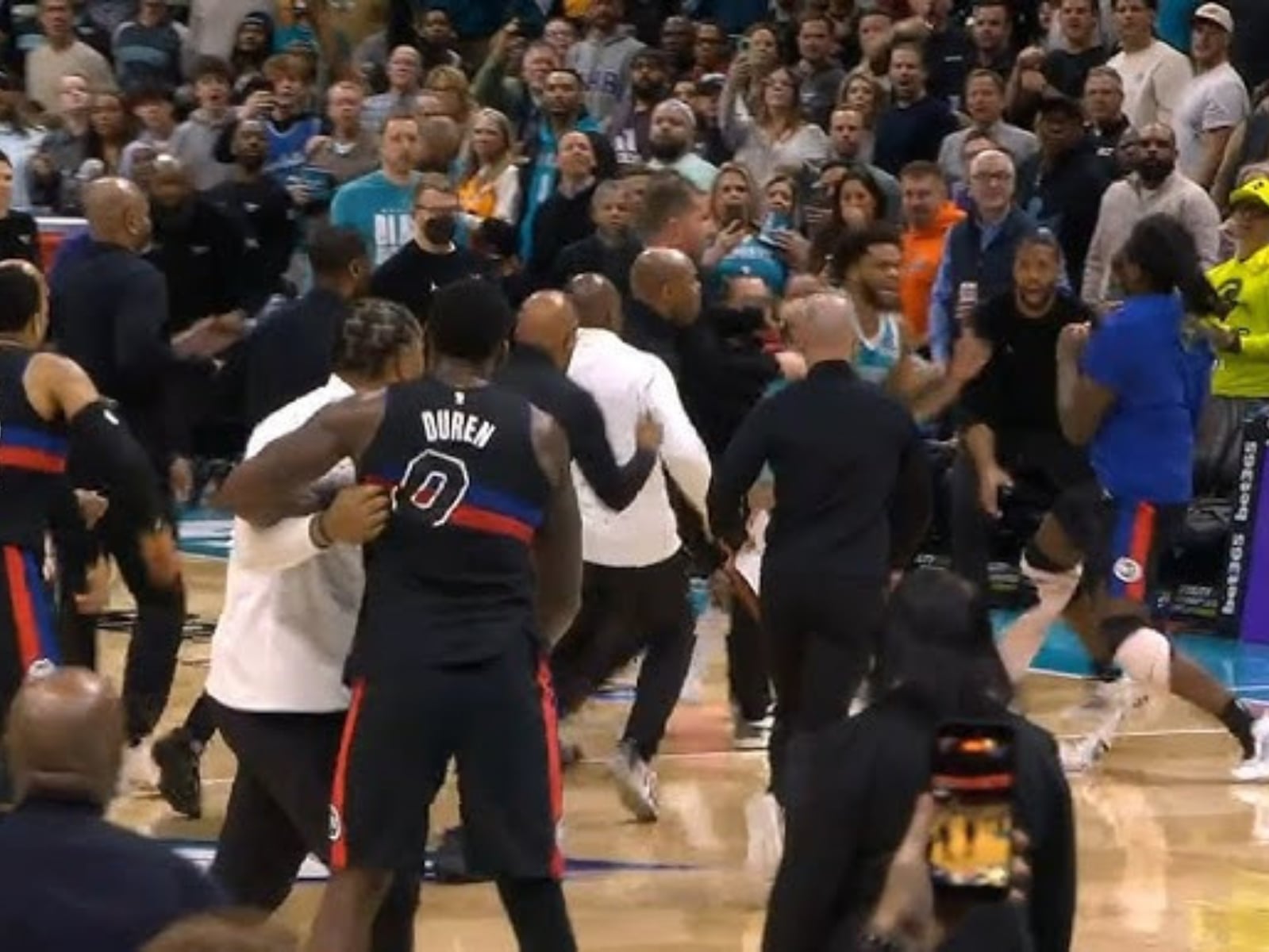 NBA／活塞、黃蜂爆發衝突！揮拳大亂鬥多人驅逐、本季最嚴重大場面！