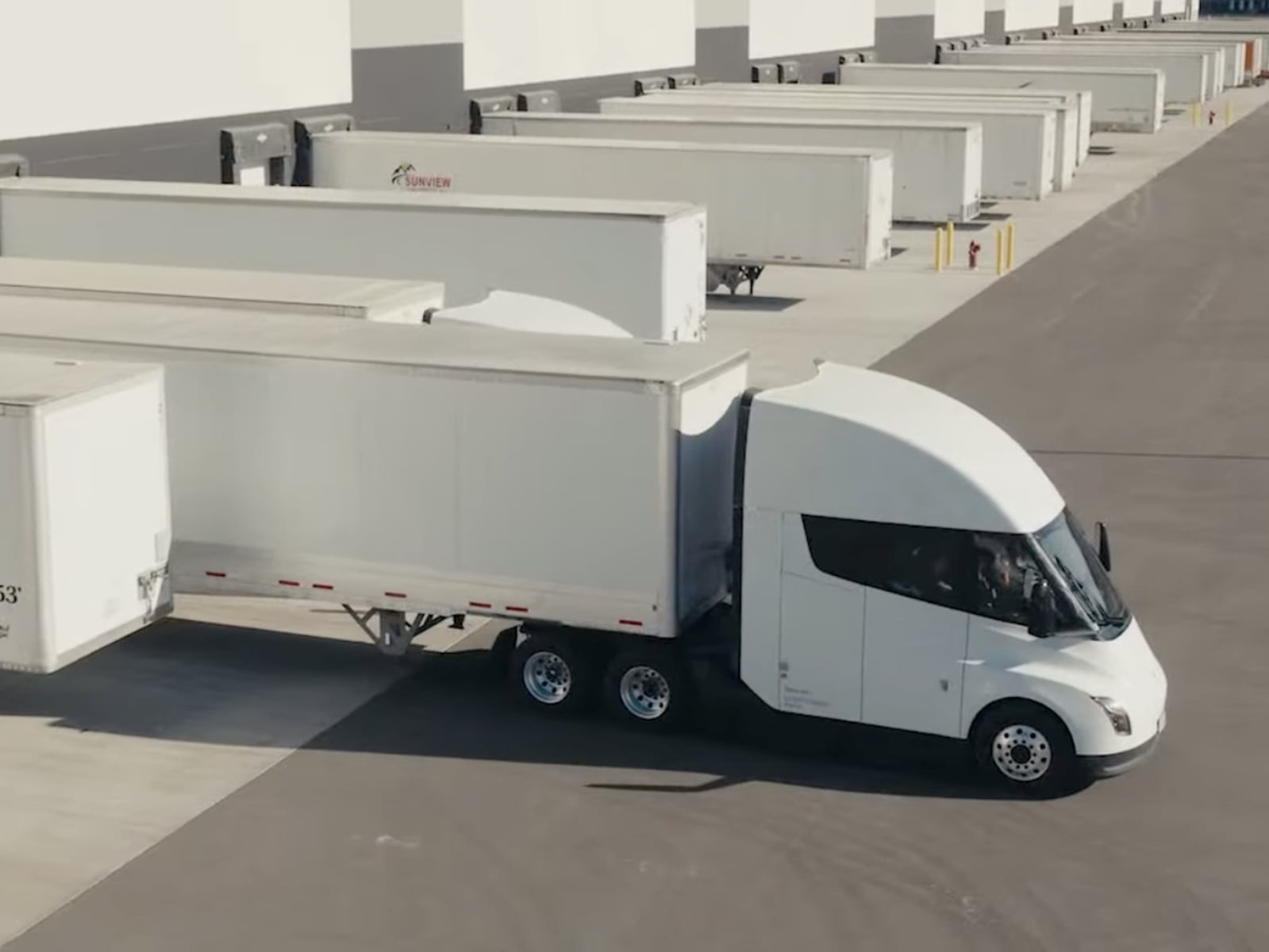 馬斯克 Elon Musk 證實特斯拉 Semi 今年量產！轉型 AI 機器人公司大計曝光！