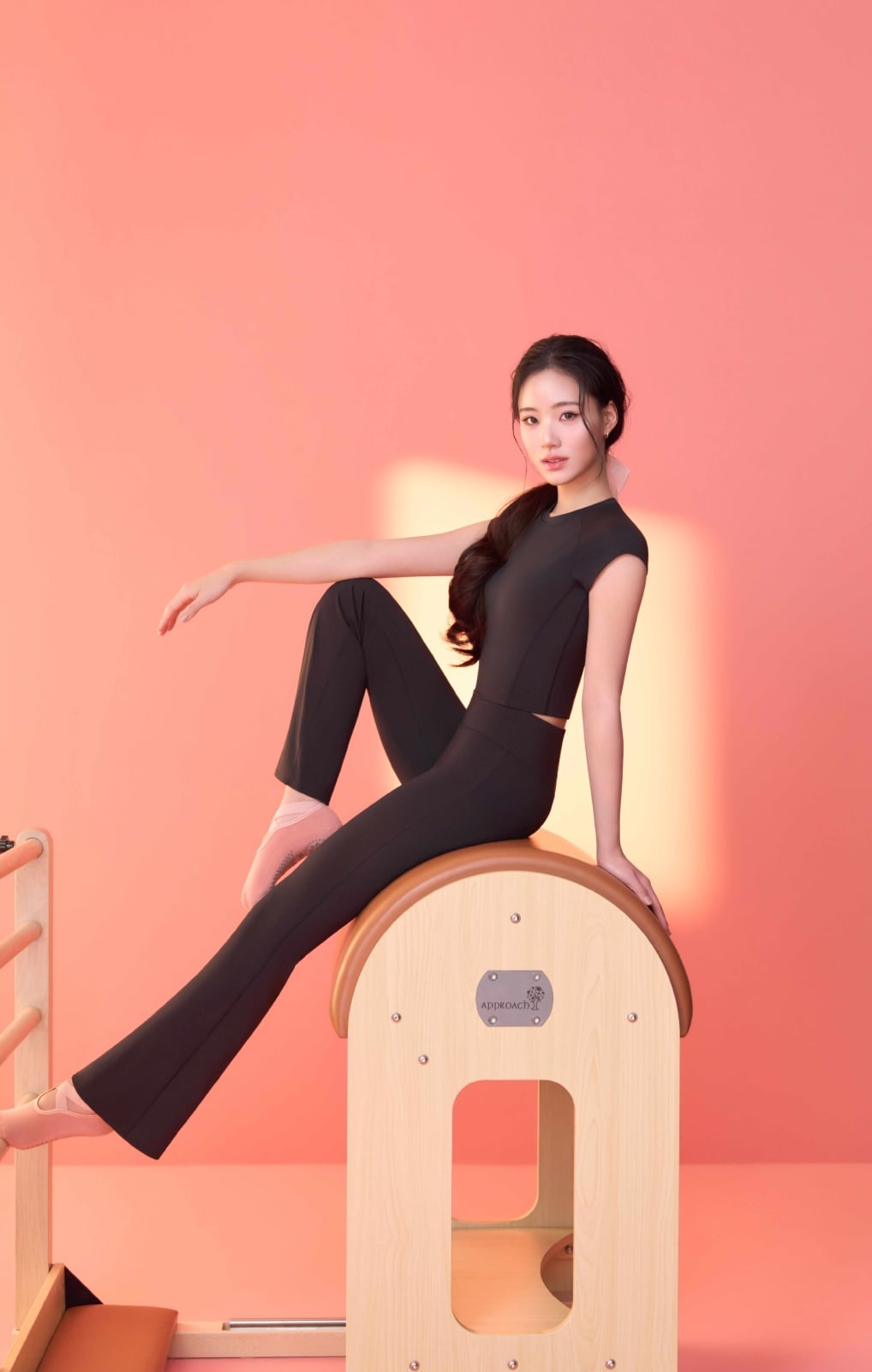 Lily 許韶恩示範情人節運動約會穿搭 Triumph Athleisure 支撐短袖上衣喇叭褲