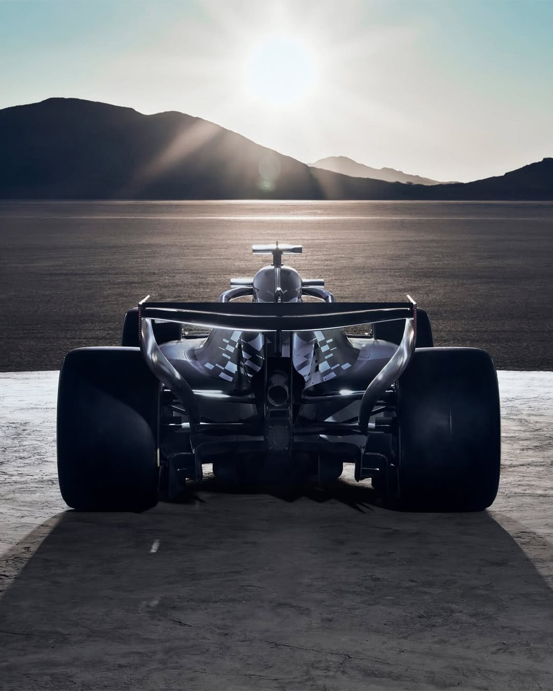 F1／TOMMY HILFIGER × Cadillac 車隊官方聯名來了！紅白黑 3 色系、復刻車手服飾⋯2026 賽季必收清單