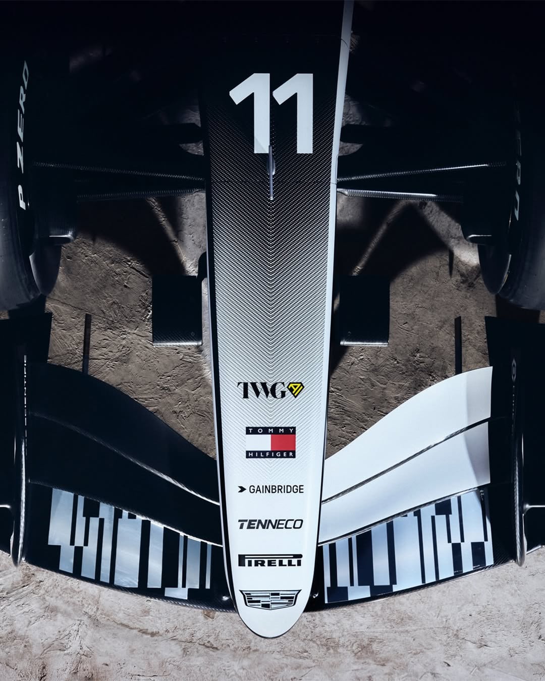 F1／TOMMY HILFIGER × Cadillac 車隊官方聯名來了！紅白黑 3 色系、復刻車手服飾⋯2026 賽季必收清單
