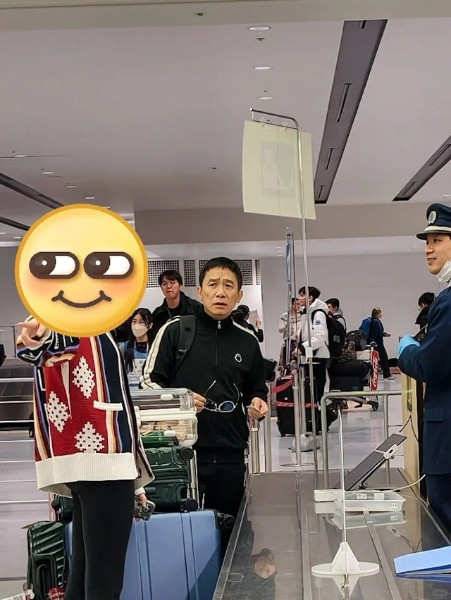 梁朝偉機場求救劉嘉玲神情曝光！網友笑翻：「影帝也太反差萌！」
